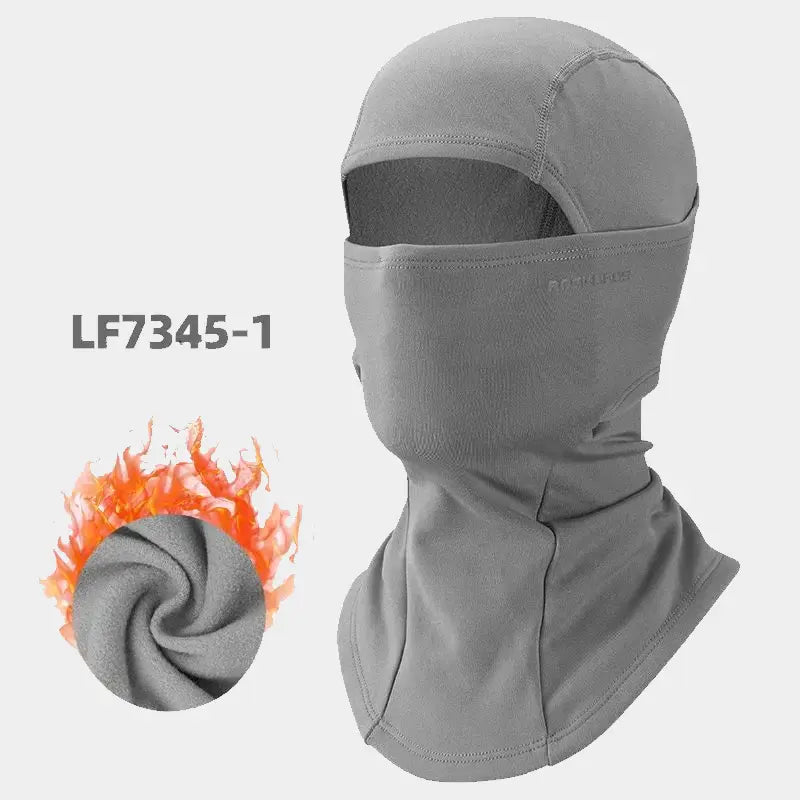 Cagoule moto femme en gris clair, avec un design recouvrant, une doublure chaude et respirante, parfaite pour les balades à moto en hiver.