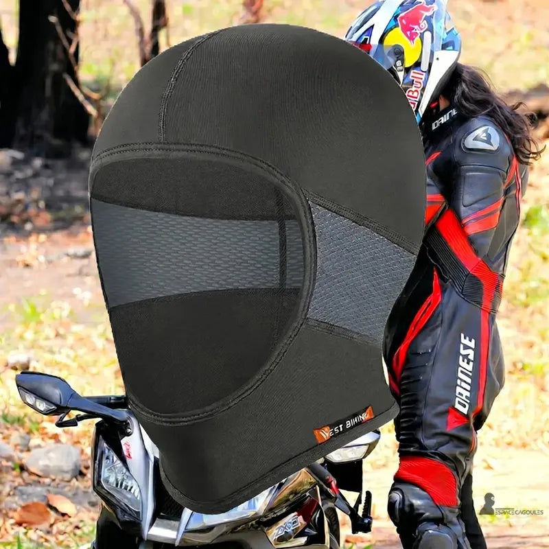 Cagoule moto femme Lumis vision intégrale noire sur mannequin avec motarde en arrière-plan — Espace Cagoules