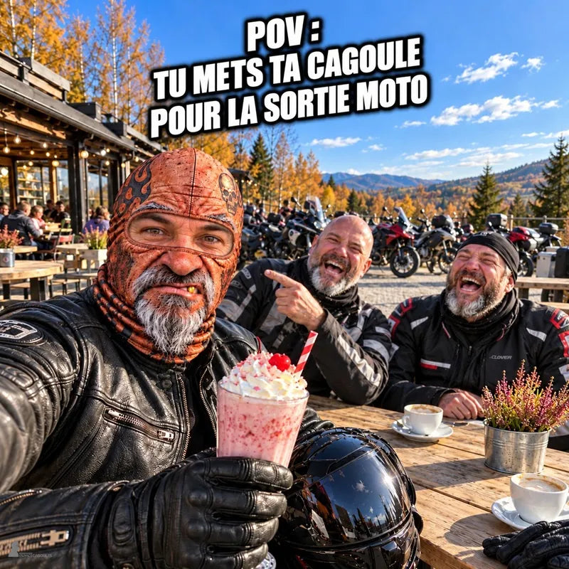 Motard en cagoule moto drôle Dédé buvant un milkshake en terrasse pendant que ses amis éclatent de rire - Espace Cagoules