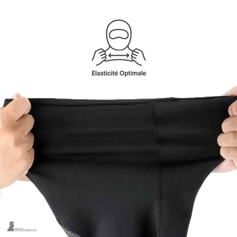 Cagoule moto hiver à plastron en textile extensible avec doublure polaire, forme ajustée, vue à plat montrant l’élasticité du tissu étiré entre deux mains - Espace Cagoules