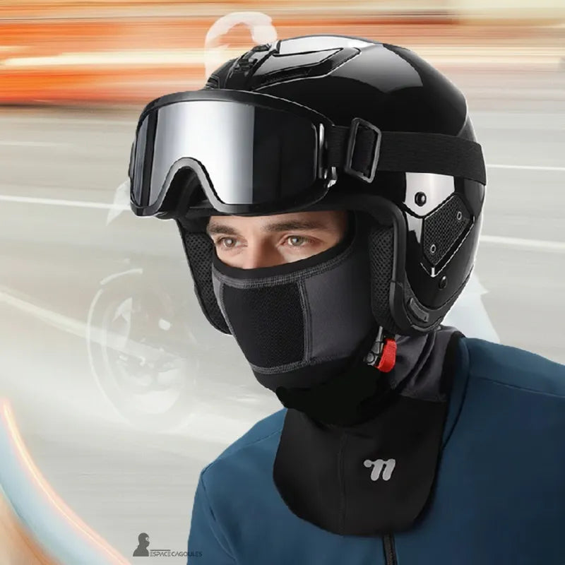 Cagoule moto hiver à plastron portée par un homme sous casque moto avec lunettes, textile technique doublé polaire, forme intégrale respirante, vue portée en situation dynamique - Espace Cagoules