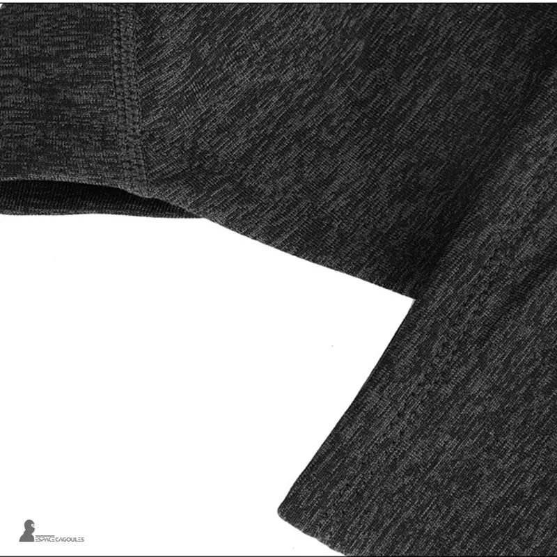 Cagoule moto hiver homme détail de la bordure inférieure montrant la forme allongée de protection du cou et des épaules sur tissu noir - Espace Cagoules