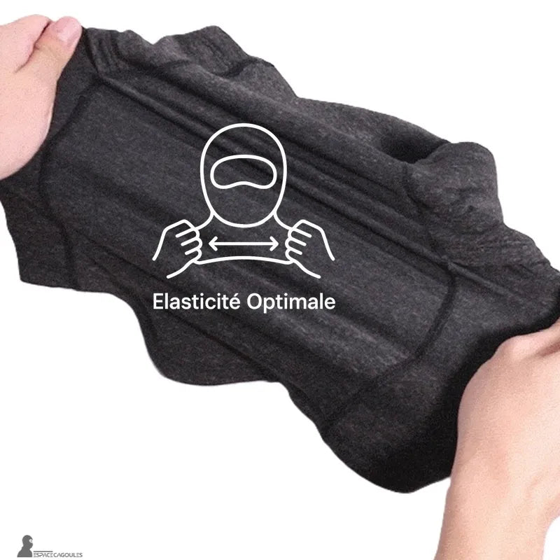 Cagoule moto hiver homme démonstration de l’élasticité du tissu noir étiré entre deux mains avec pictogramme élasticité optimale - Espace Cagoules