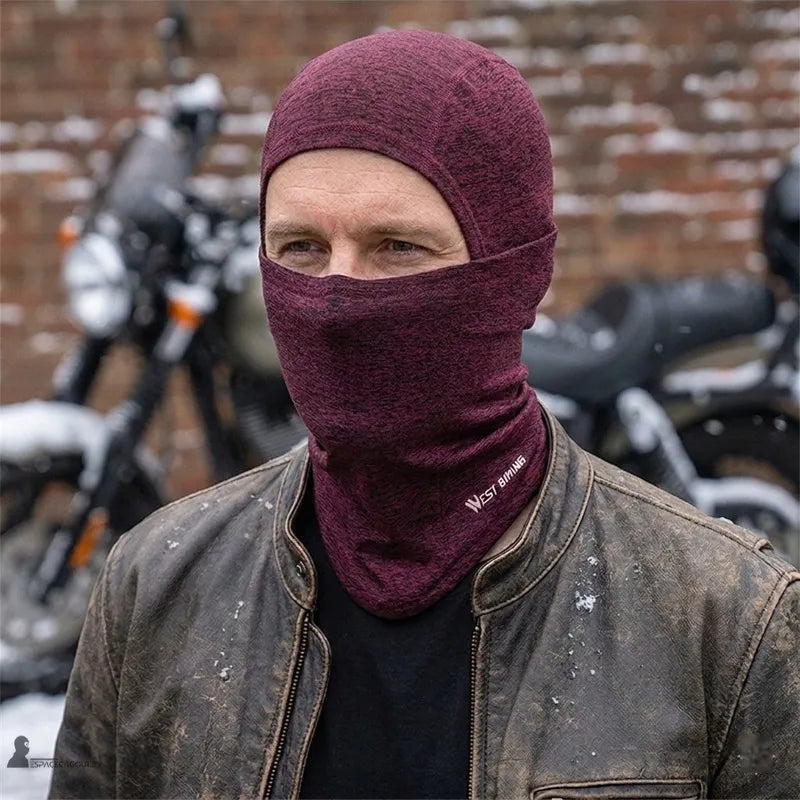 Cagoule moto hiver homme portée par un motard en veste en cuir dans un environnement urbain enneigé, vue portrait face avec moto floue en arrière-plan - Espace Cagoules