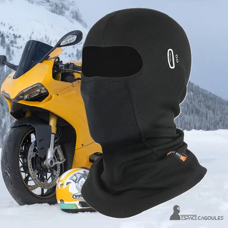 Cagoule Casque Moto - Cagoule noire portée en montagne avec une moto jaune en arrière-plan, idéale pour les sorties hivernales
