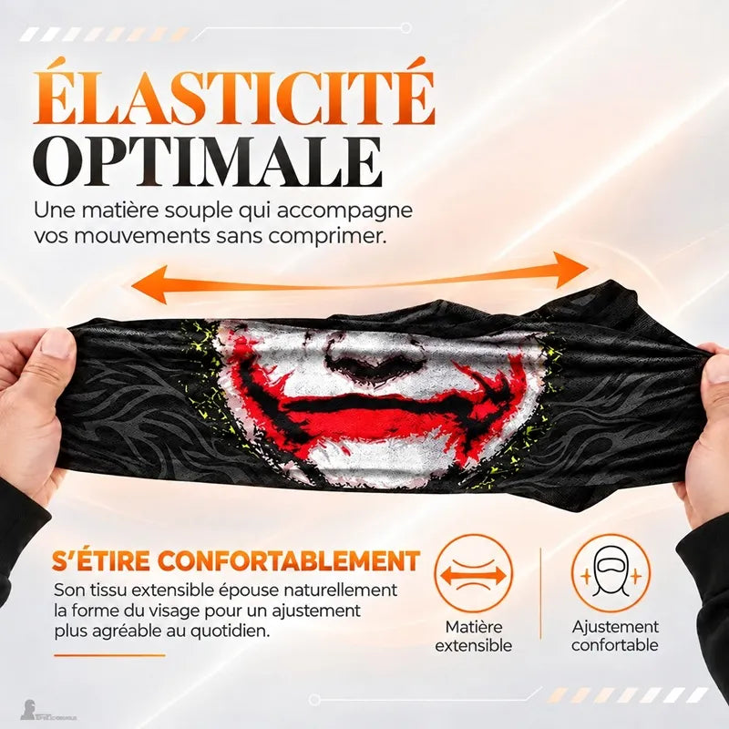 Mains étirant le tissu extensible de la cagoule moto Joker pour montrer son élasticité et son ajustement sans compression - Espace Cagoules