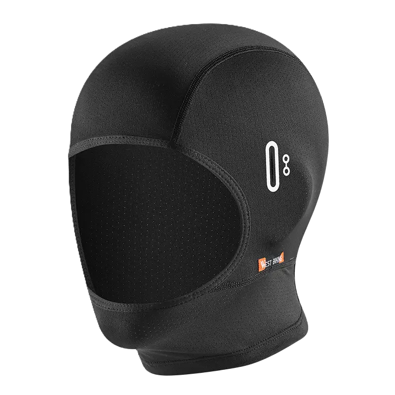 Cagoule moto été minimaliste noire, affichée sur fond noir avec des glaçons pour évoquer son tissu respirant et son effet anti-transpiration sous un casque.