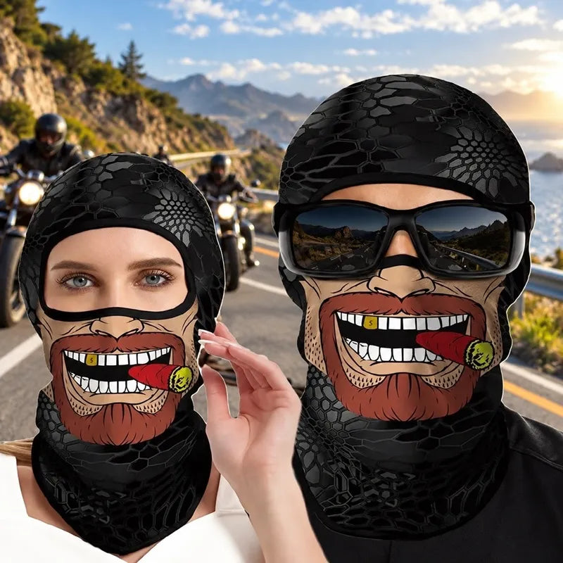 Femme et homme portant une cagoule moto originale à imprimé visage barbu au cigare, motards sur une route côtière en arrière-plan - Espace Cagoules