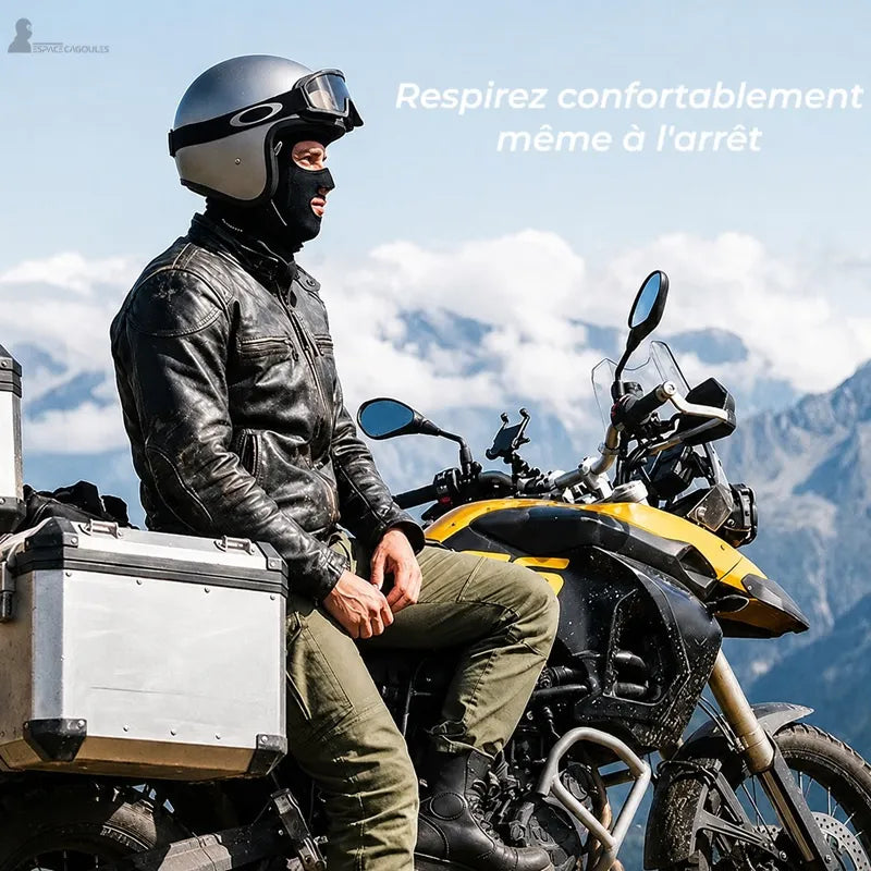Motard assis sur sa moto avec cagoule respirante anti-UV et casque vintage - Espace Cagoules