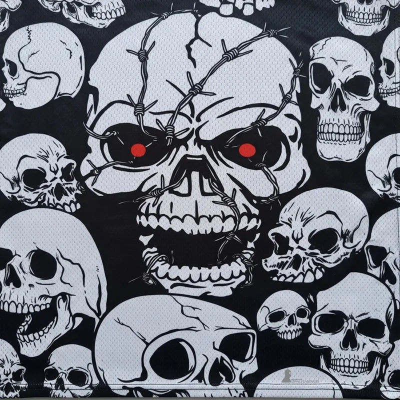 Détail de l'impression numérique des crânes entassés sur la maille de la cagoule moto skull - Espace Cagoules
