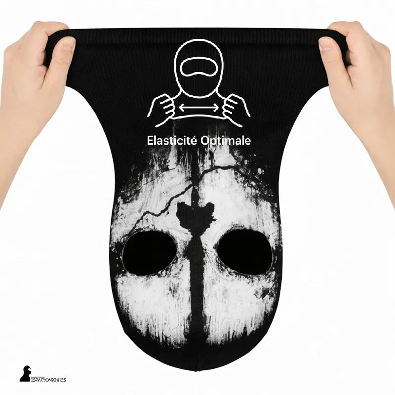 Cagoule moto skull en microfibre extensible 2 trous, vue face étirée à la main démontrant son élasticité optimale - Espace Cagoules