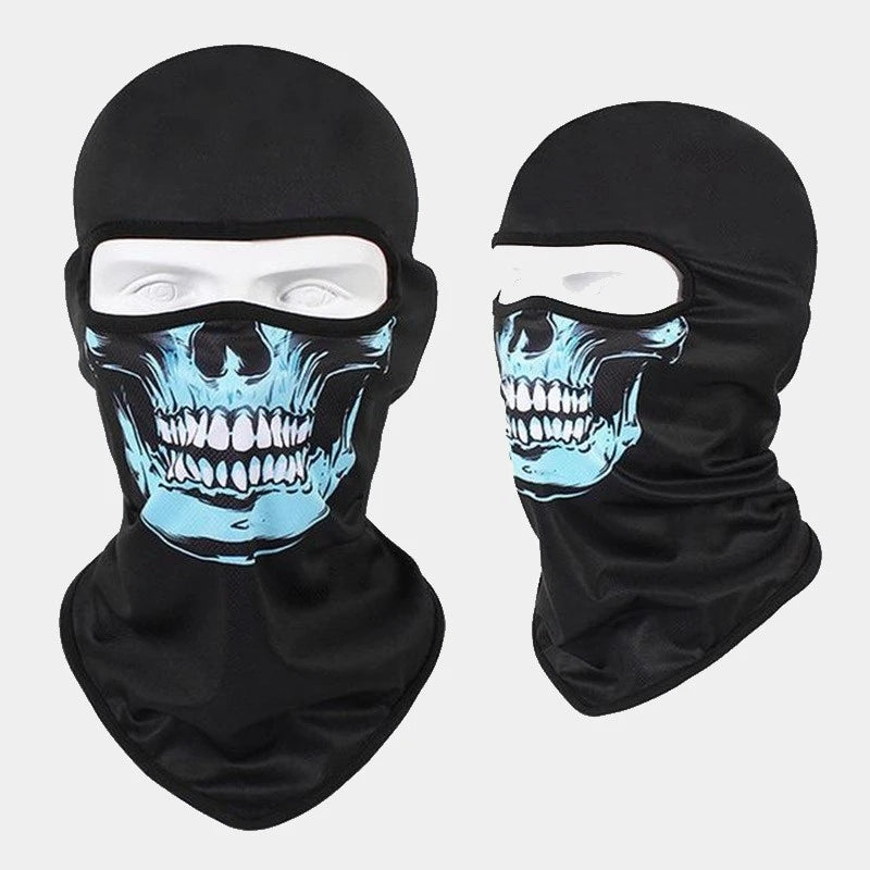 Cagoule Moto Tête de Mort noire avec imprimé crâne bleu et blanc. Conception ajustée en tissu léger et respirant, compatible avec le port du casque pour une protection optimale.