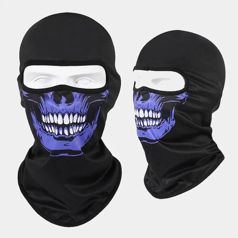Cagoule Moto Tête de Mort noire avec imprimé tête de mort bleu et blanc, couvrant entièrement le visage et le cou. Conception ajustée en tissu respirant, idéale pour les motards recherchant protection contre le vent et le froid. Compatible avec le port du casque.