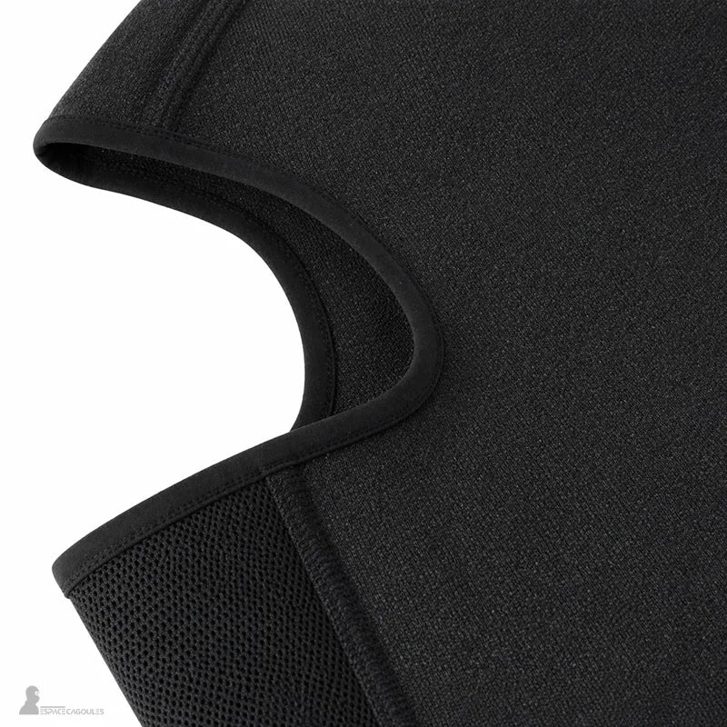 Gros plan sur l'ouverture oculaire renforcée par une bordure élastique souple et résistante au froid - Espace Cagoules