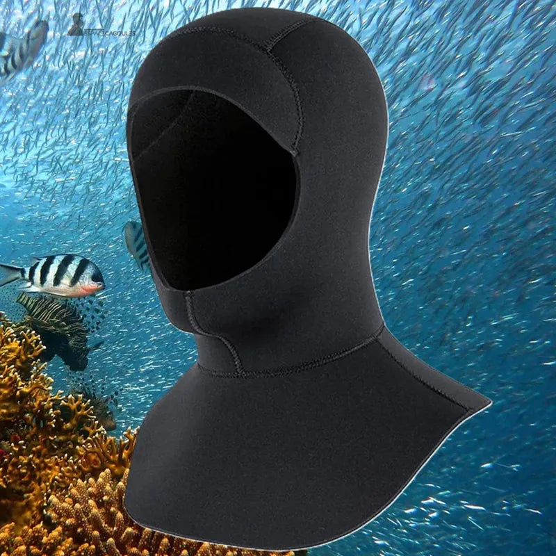 Cagoule de plongée à bavette OceanGuard portée sous l'eau devant un récif corallien - Espace Cagoules