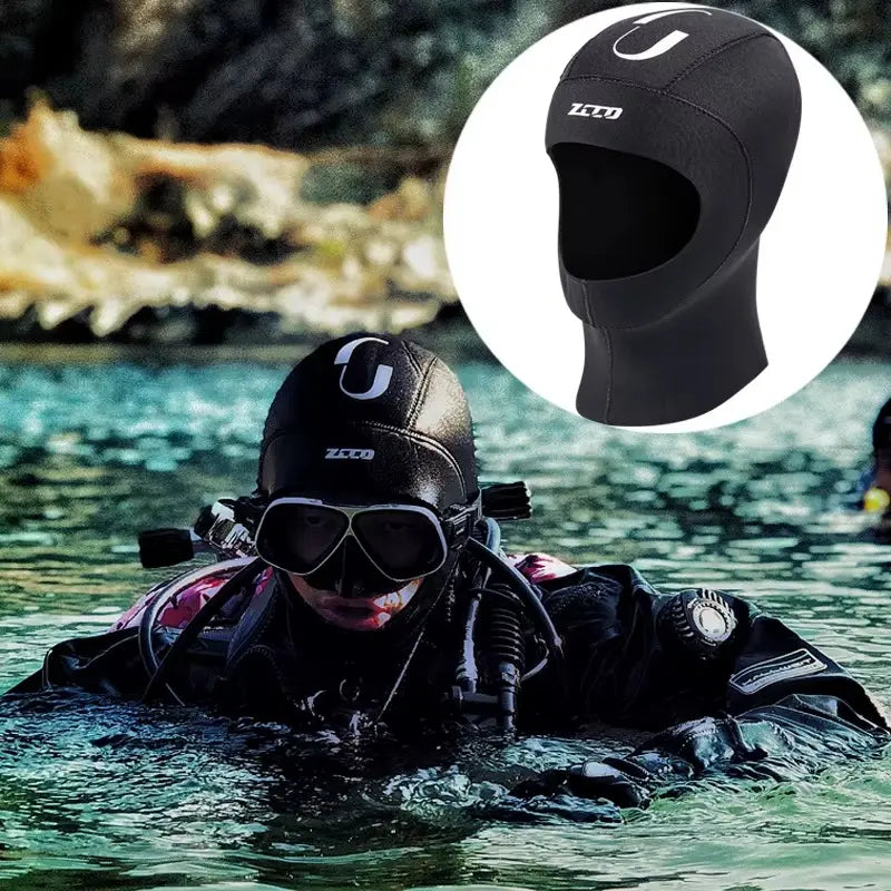 Plongeur équipé d'une cagoule néoprène thermique 5 mm noire, immergé dans l'eau, portant un masque de plongée et une combinaison. La cagoule recouvre toute la tête et le cou, offrant une isolation thermique optimale en milieu aquatique.