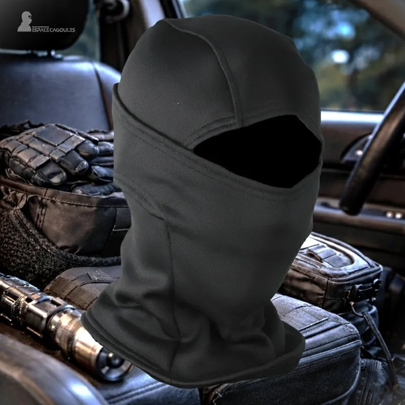 Schwarze Sturmhaube mit 1 Loch aus dehnbarem Fleece-Material, formschlüssig mit 1 Loch, tragbar in einem taktischen Fahrzeugumfeld - Bereich Sturmhauben.