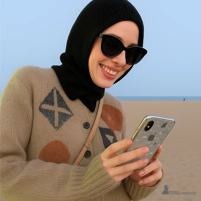 Cagoule Noire Femme vue de face sur fond blanc, montrant une coupe enveloppante avec fermeture à deux boutons
