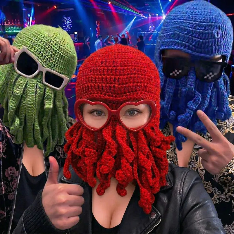 Cagoule pieuvre en tricot portée par trois personnes en soirée avec tentacules et lunettes fantaisie - Espace Cagoules