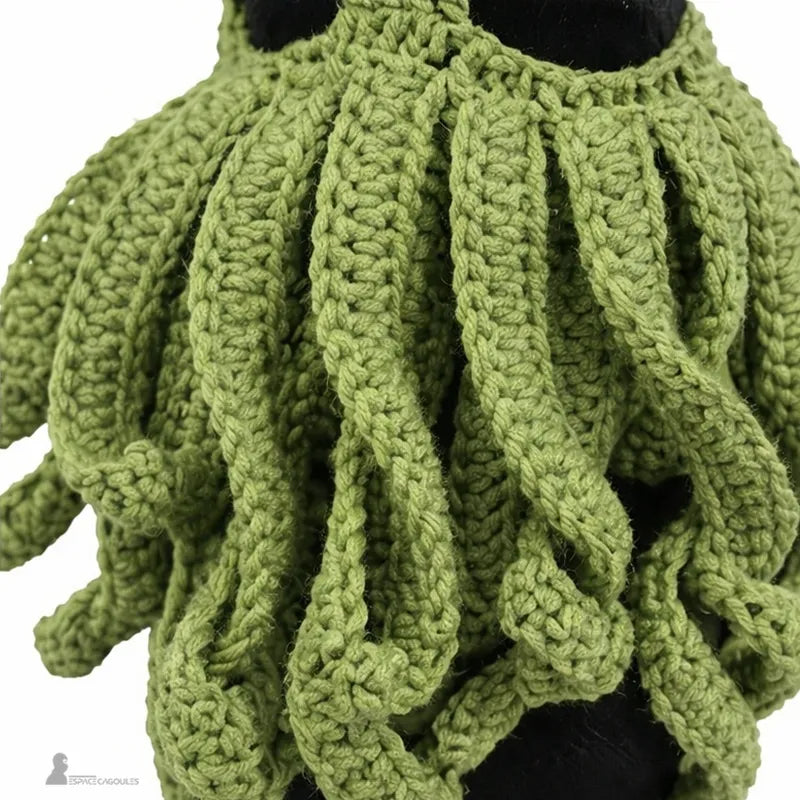 Detail of the tentacles of the green octopus hood knitted with thick crochet texture - Hood Space