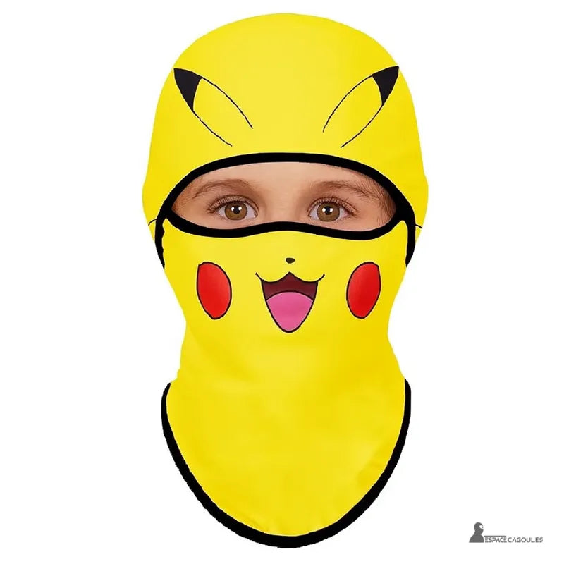 Cagoule Pikachu jaune portée par un enfant, ouverture au niveau des yeux, masque intégral amusant sur fond neutre