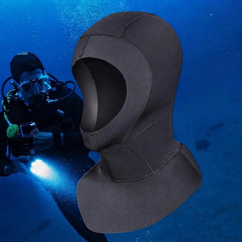 Plongeur en scaphandre éclairant les fonds à côté d'une cagoule plongée 3 mm noire à bavette longue - Espace Cagoules