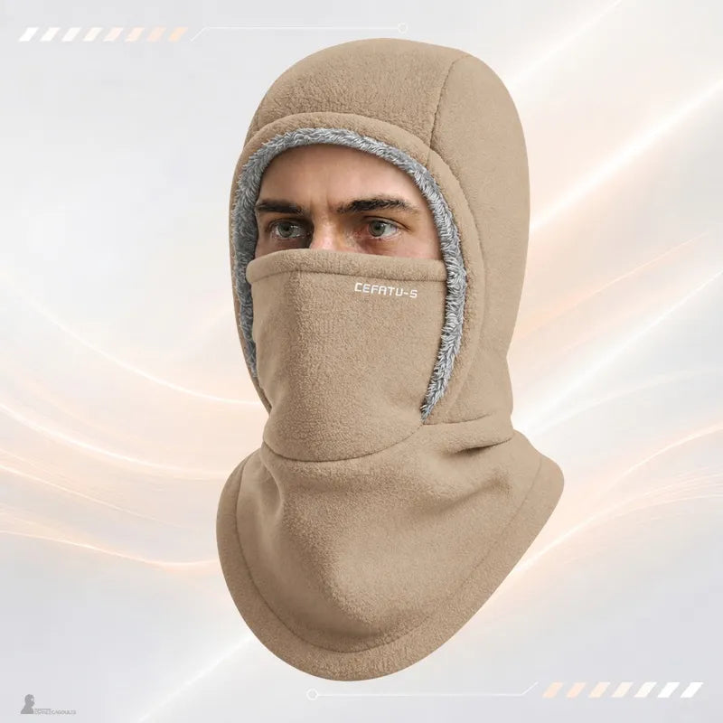 Homme portant une cagoule polaire beige avec masque facial et bordure sherpa autour du visage, vue de face - Espace Cagoules