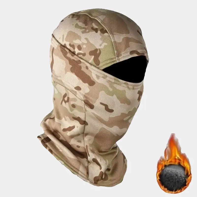 Cagoule polaire camouflage beige avec un design intégral couvrant la tête et le cou, fabriquée en tissu respirant et doublé polaire pour une isolation thermique efficace contre le froid.