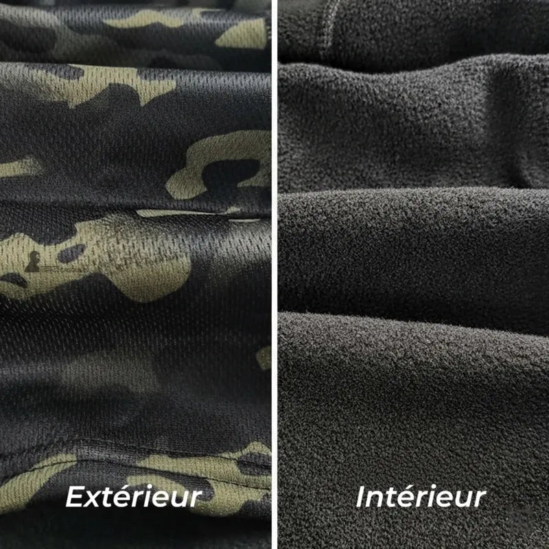 Passamontagna polare camouflage che mostra il contrasto tra l'esterno camouflage e l'interno polare, doppio materiale progettato per l'isolamento termico, vista ravvicinata dei tessuti - Spazio Cagoule.