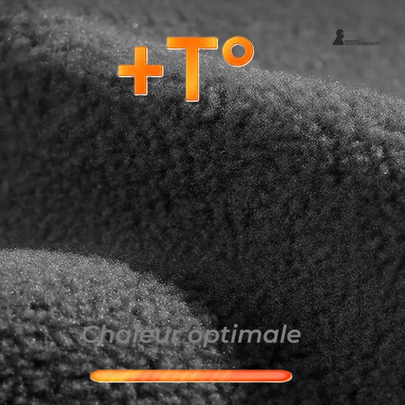 Passamontagna polare camouflage che evidenzia il materiale polare interno spesso, texture morbida che favorisce la conservazione del calore, vista macro del tessuto - Spazio Cagoule.