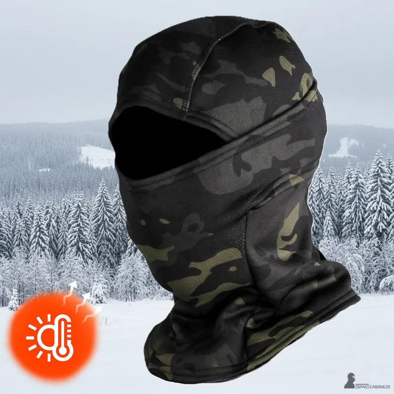 Poloarhuva i kamouflage som bärs på huvudet, inre polarmaterial och yttre kamouflagematerial, helform som täcker huvud och hals, visad i vintermiljö - Utrymme för huvor.