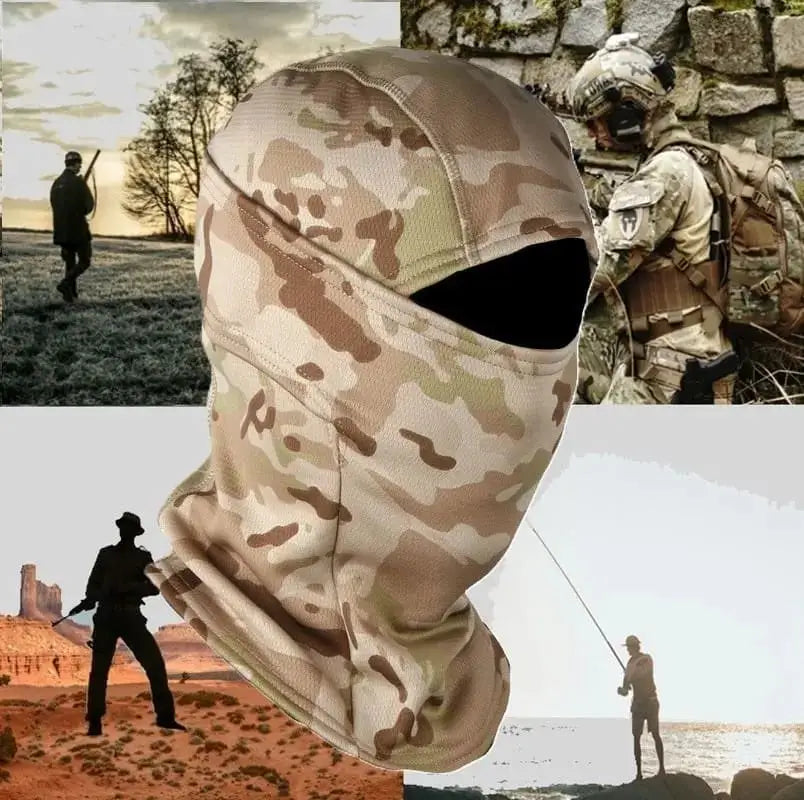 Cagoule polaire camouflage beige portée en extérieur par un homme dans un environnement désertique et rocheux, idéale pour la chasse, l’airsoft et les activités outdoor.