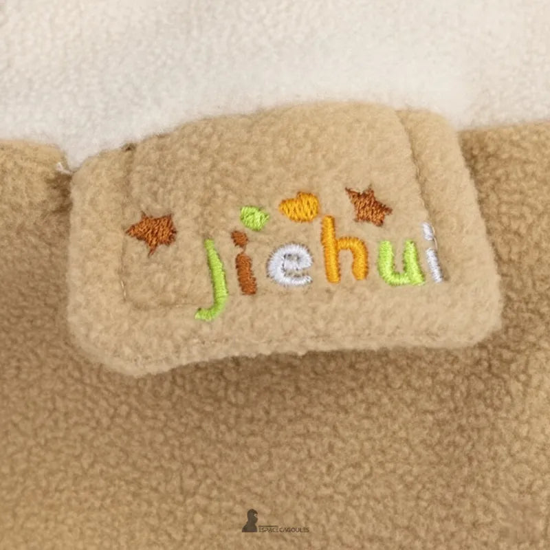 Cagoule polaire enfant 3 à 10 ans - zoom broderie sur tissu polaire beige, détail décoratif - Espace Cagoules