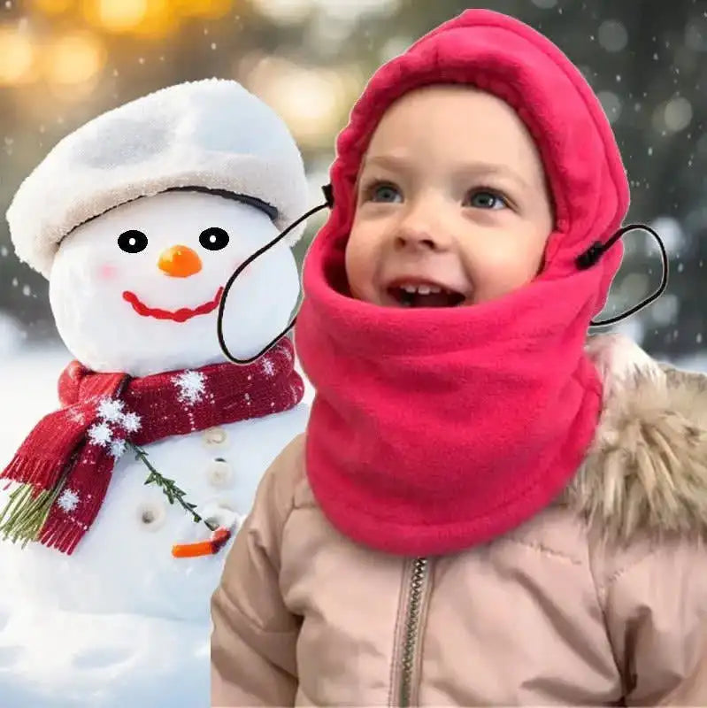 Cagoule Polaire enfant rose couvrant la tête et le cou d’une petite fille souriante devant un bonhomme de neige. Idéale pour l’hiver et les activités extérieures.