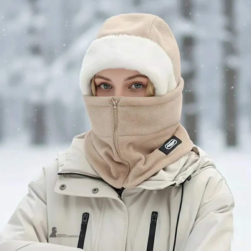 Cagoule femme polaire a zip frontal beige portée en extérieur sous la neige, avec intérieur blanc moelleux - Espace Cagoules