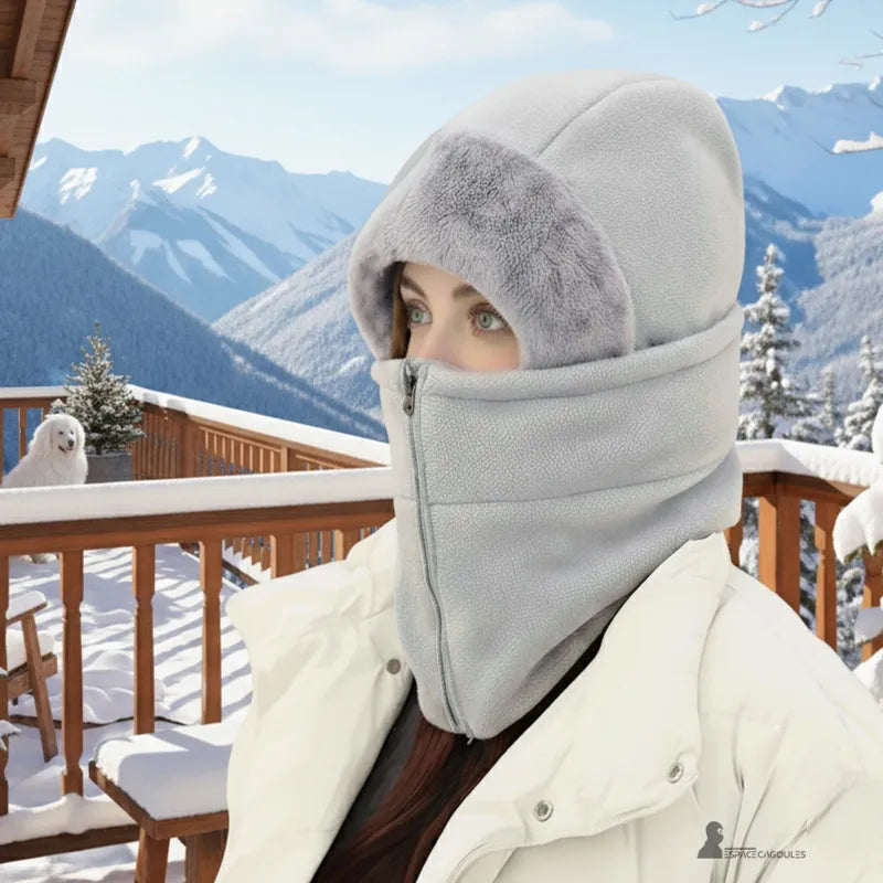 Cagoule femme polaire a zip frontal gris clair portée sur terrasse de montagne enneigée avec vue panoramique - Espace Cagoules