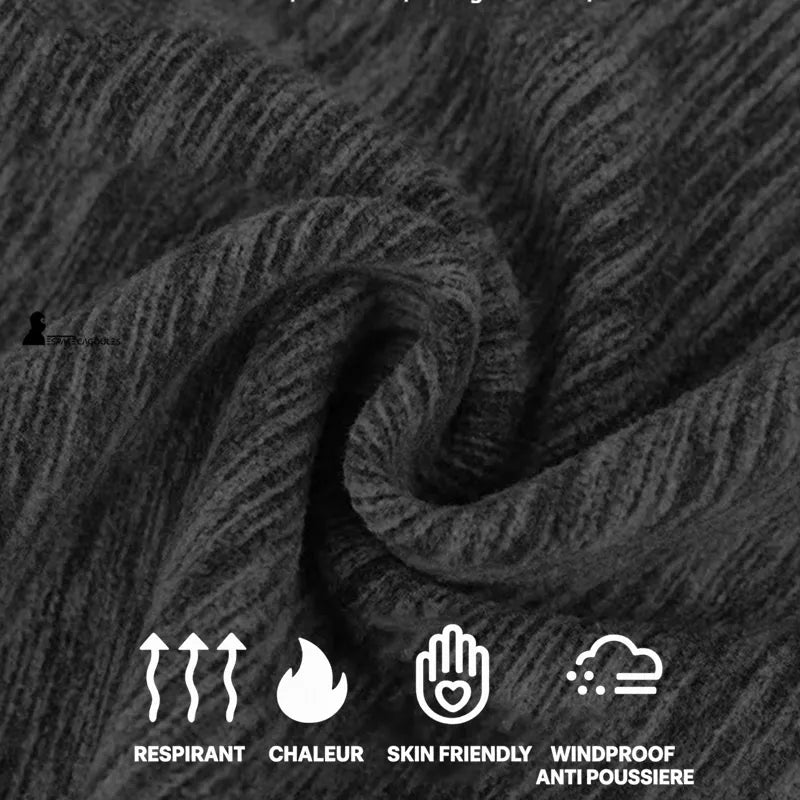 Cagoule polaire homme - gros plan sur la face extérieure en polaire texturée, montre le grain du tissu, pictogrammes visibles indiquant respirant, chaleur et protection contre la poussière ; utile pour ski et activités outdoor. Espace Cagoules