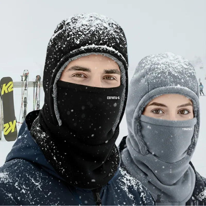 Passamontagna in pile indossata da due adulti nella stazione sciistica sotto la neve, modelli neri e grigi all'aperto - Espace Cagoules