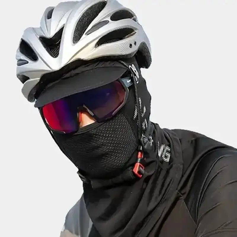 Cycliste portant une cagoule pour cycliste, noire ajustée, respirante et compatible avec un casque, idéale pour les activités outdoor."