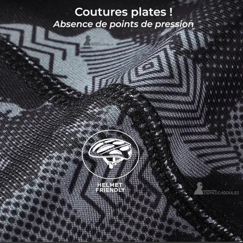 Cagoule pour faire du vélo vue en gros plan sur les coutures plates, tissu polyester doux et extensible, conception sans points de pression pour port prolongé sous casque - Espace Cagoules