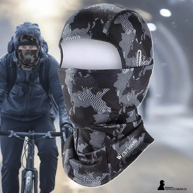 Cagoule pour faire du vélo portée par un cycliste en extérieur, matière polyester extensible, forme intégrale avec ouverture visage, protection du cou par temps froid - Espace Cagoules