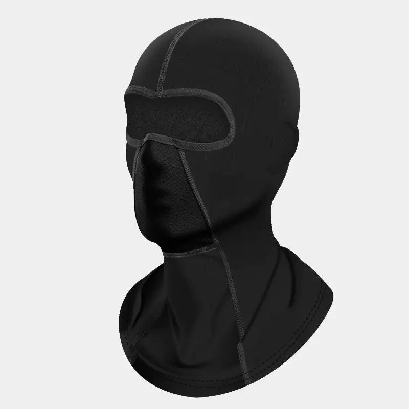 Cagoule pour moto en polaire noire, vue de profil gauche, montrant un design élégant et des détails adaptés aux conditions hivernales.