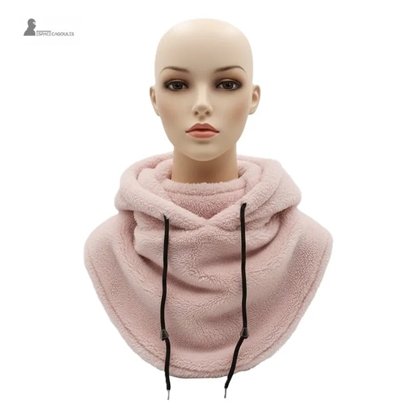 Cagoule Sherpa rose poudré sur mannequin femme, capuche abaissée et col chaud couvrant le cou – Espace Cagoules