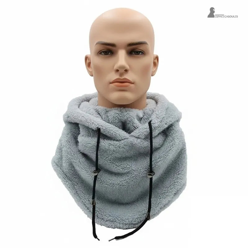 Cagoule Sherpa grise portée par un mannequin homme, capuche abaissée et col polaire doux autour du cou – Espace Cagoules