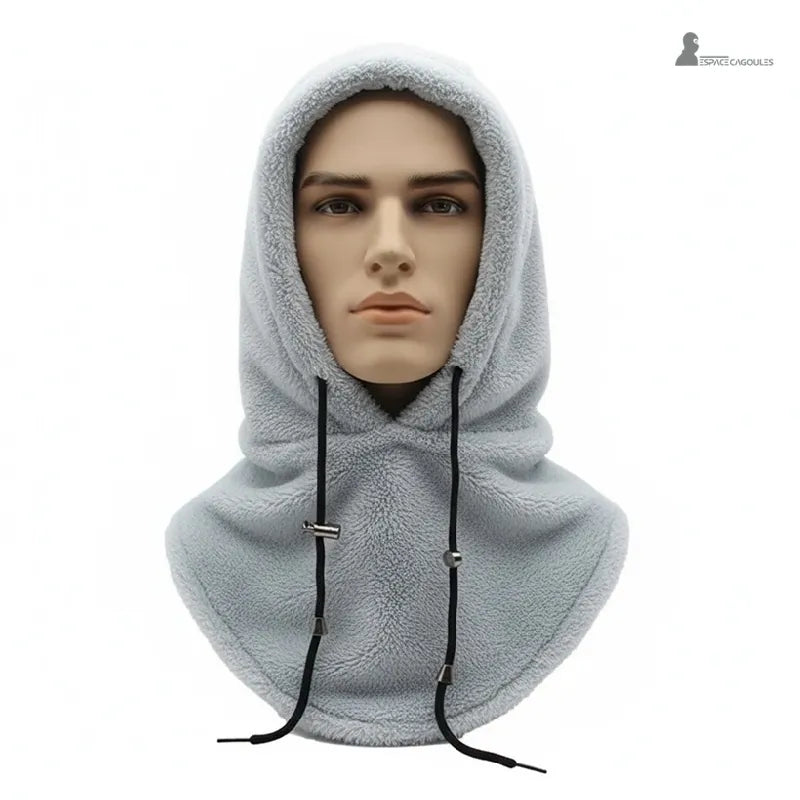 Cagoule Sherpa grise portée par un mannequin homme, capuche relevée pour une protection complète du cou et de la tête – Espace Cagoules