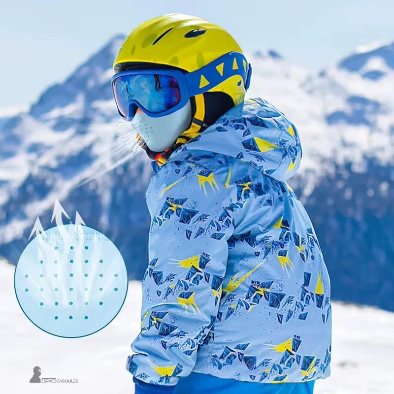 Cagoule ski enfant en polaire respirante illustrée sur un enfant portant un casque de ski en montagne – Espace Cagoules
