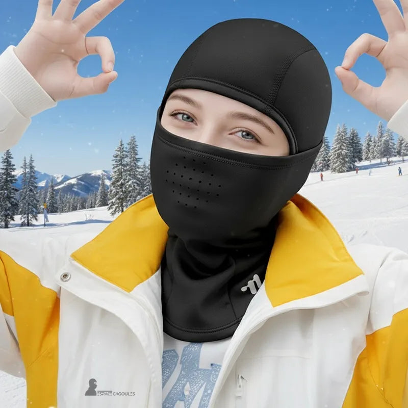 Cagoule ski enfant en polaire noire portée sur les pistes de montagne, fond enneigé et ciel bleu – Espace Cagoules