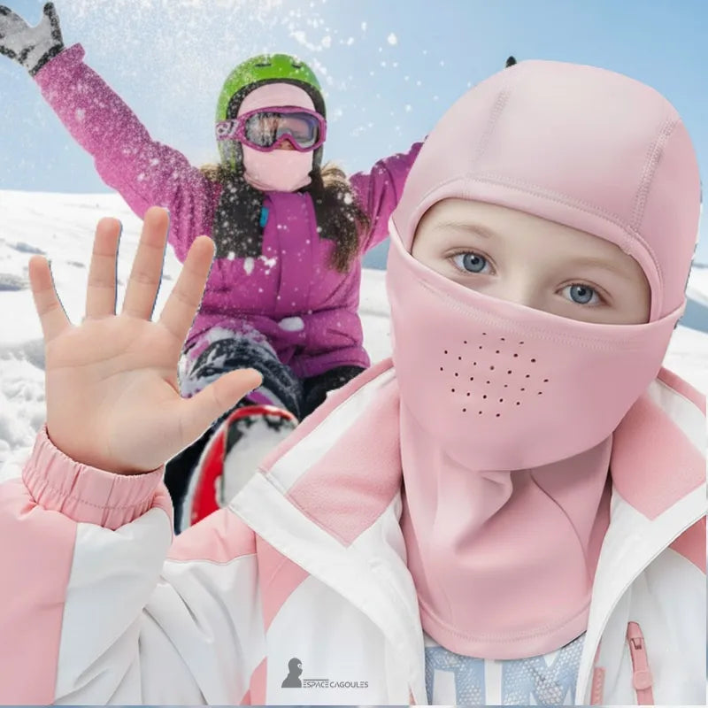 Cagoule ski enfant en polaire rose portée en duo sur la neige, ambiance ludique et hivernale – Espace Cagoules