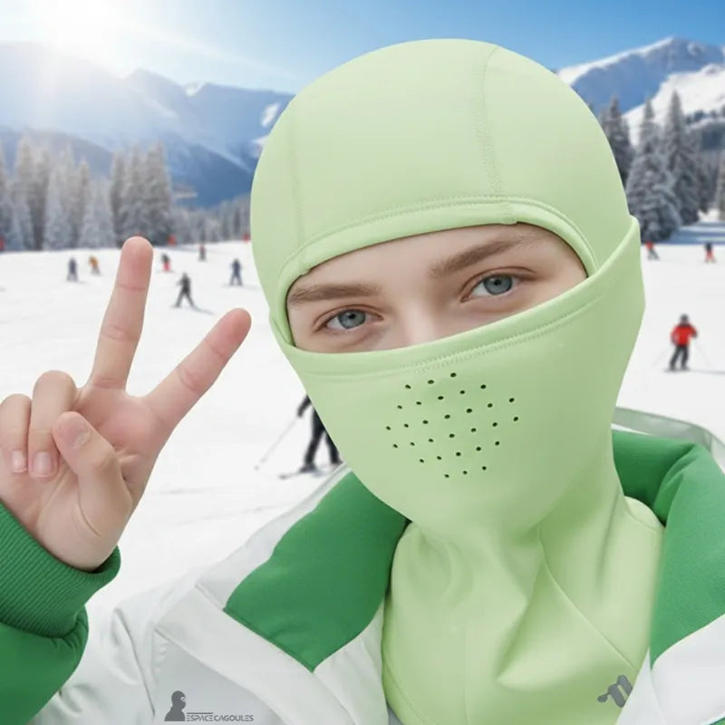 Cagoule ski enfant en polaire verte portée sur les pistes de ski, ciel dégagé et montagnes enneigées – Espace Cagoules