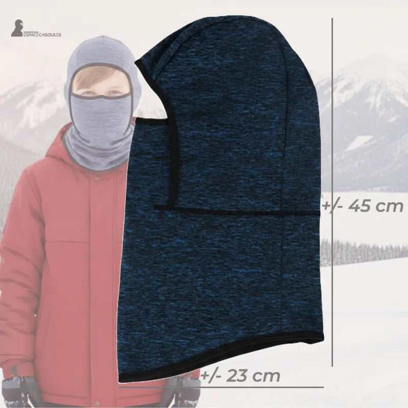 Cagoule ski enfant sous casque avec indication des dimensions  hauteur et largeur mesurées sur cagoule portée, schéma explicatif en contexte montagne - Espace Cagoules